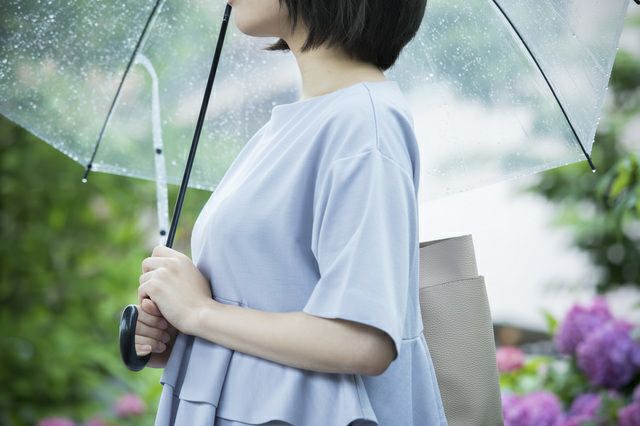 梅雨はジメジメでも快適に過ごせる梅雨対策インナーを身につけよう