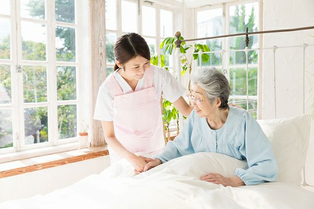 介護用パジャマの特徴とは？代表的な種類と男女別おすすめアイテム紹介